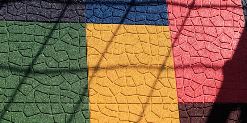 كيفية اختيار الأرضية المطاطية المناسبة لملعبك: نصائح هامة