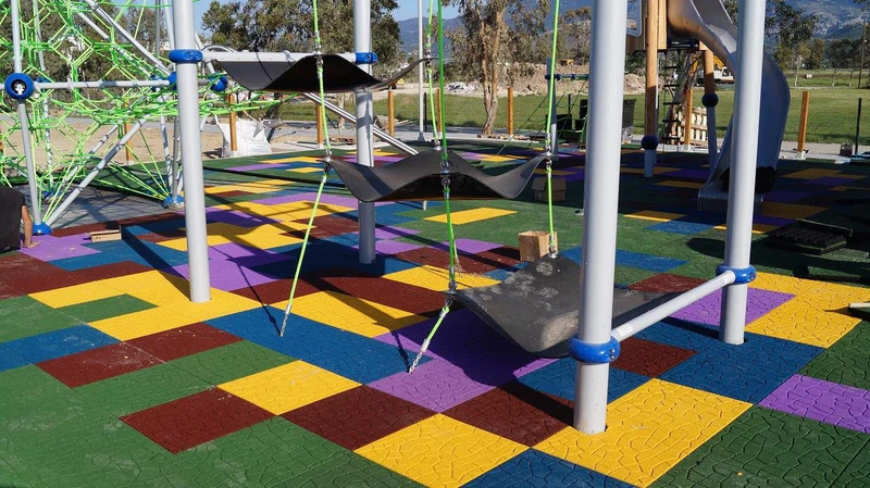 كيفية اختيار الأرضية المطاطية المناسبة لملعبك: نصائح هامة